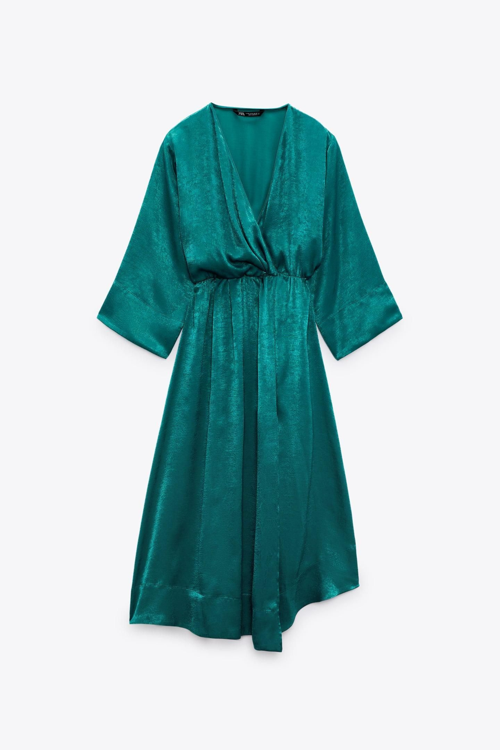 Vestido midi satinado en verde botella de Zara.