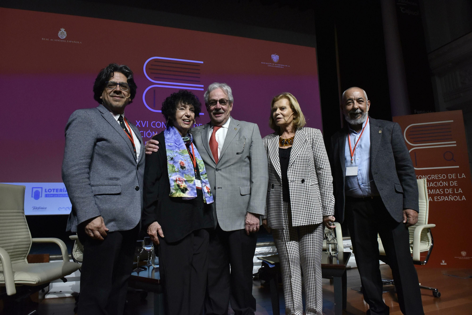 Fernando Iwasaki, Luisa Valenzuela, Gonzalo Celorio (que actuó como moderador), Carme Riera y Leonardo Padura en el Teatro de Cajasol.