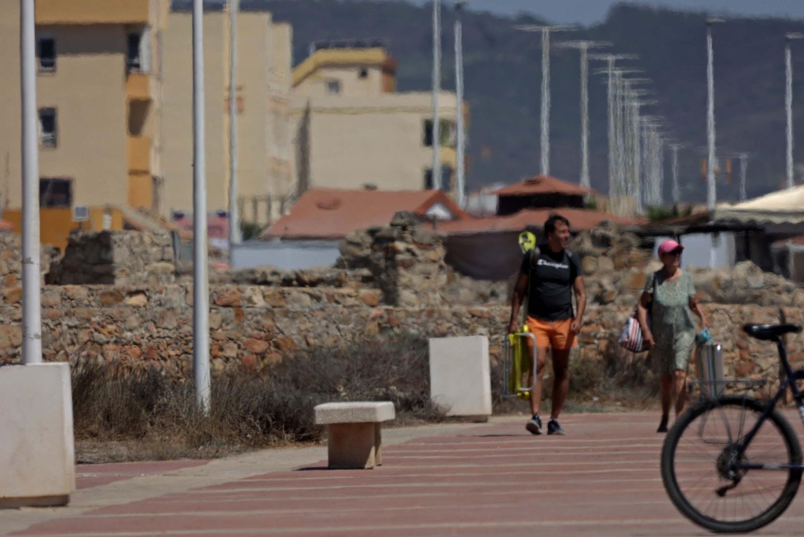 Fotos del domingo en la playa de Levante de La Línea