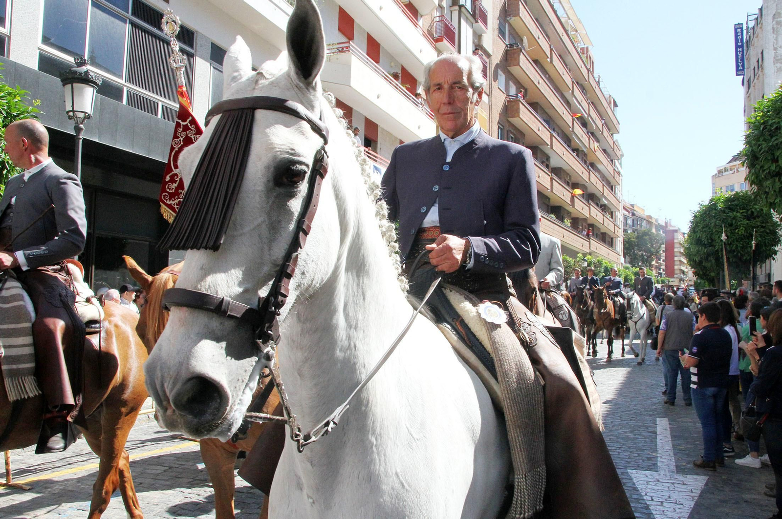 Imágenes de los caballistas, peregrinos a pie y carros de la Hdad de Emigrantes