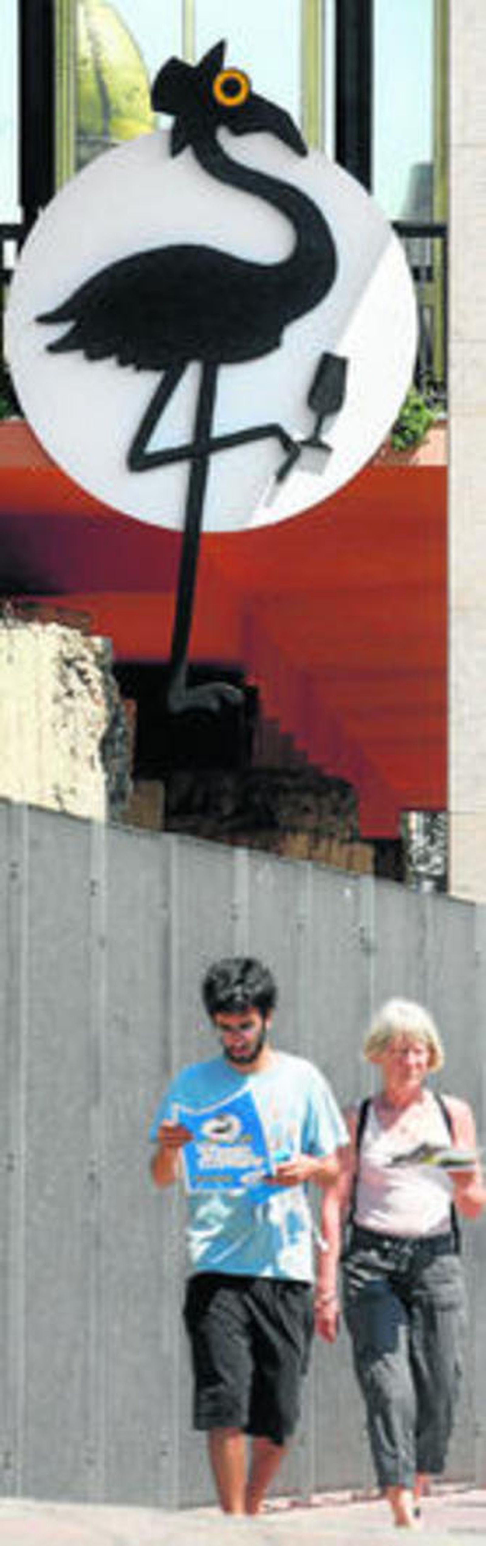 Dos viandantes consultan la programación del acontecimiento.