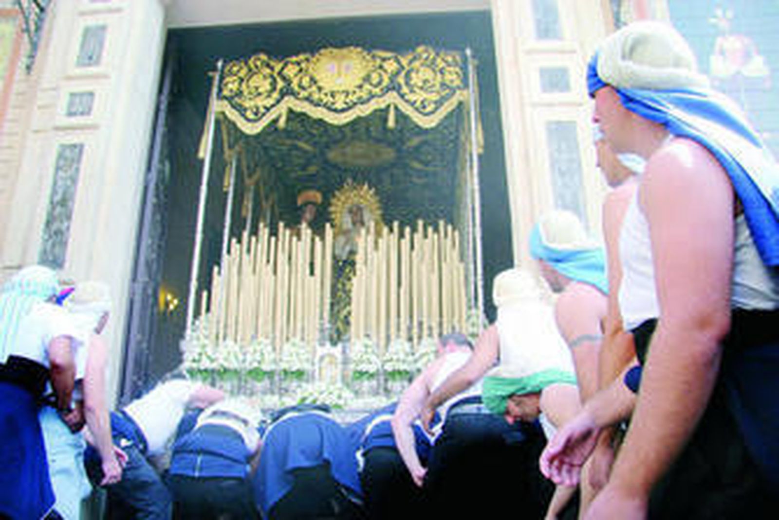 La  Virgen de Dolores y Misericordia, a su salida en la plaza de Molviedro.