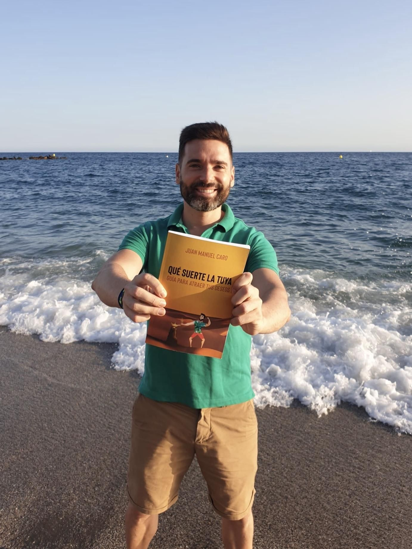 Juan Manuel Caro con un ejemplar de su libro en la Plaza del Zapillo.