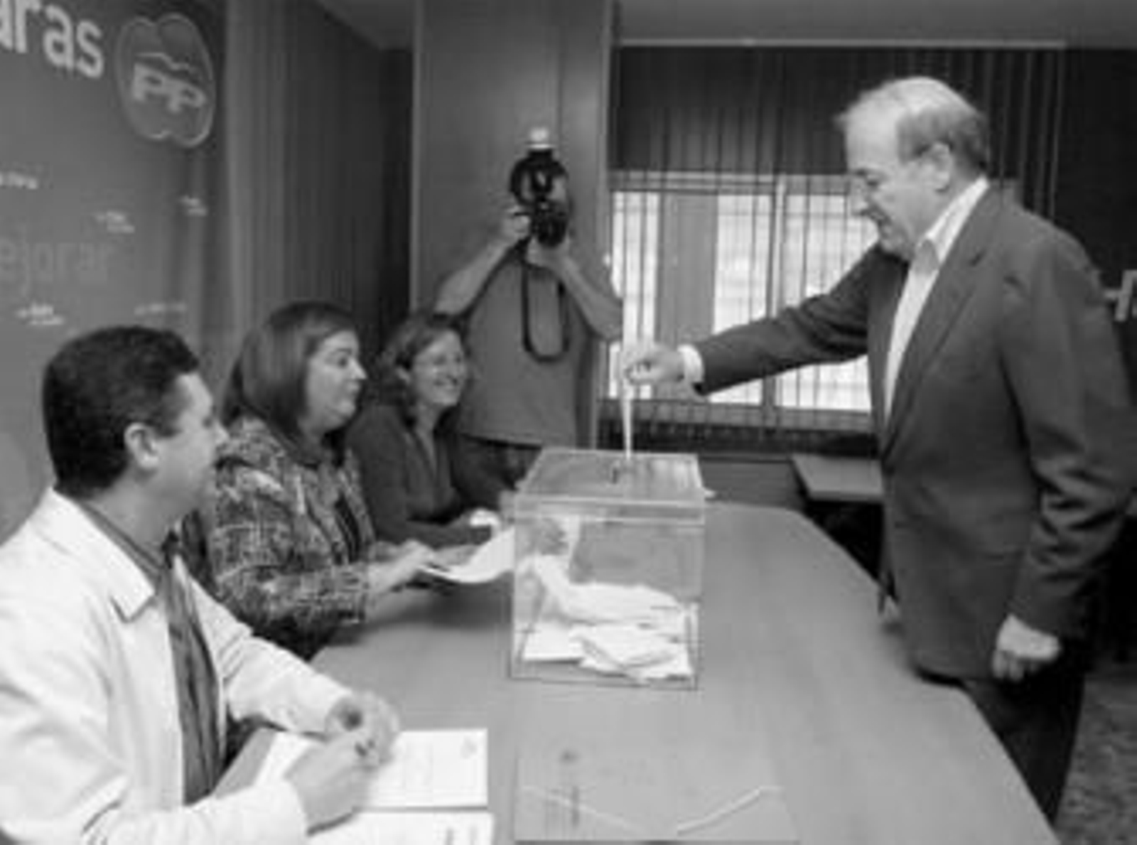 El presidente del PP de Huelva, Pedro Rodríguez, en el momento de votar a los compromisarios.