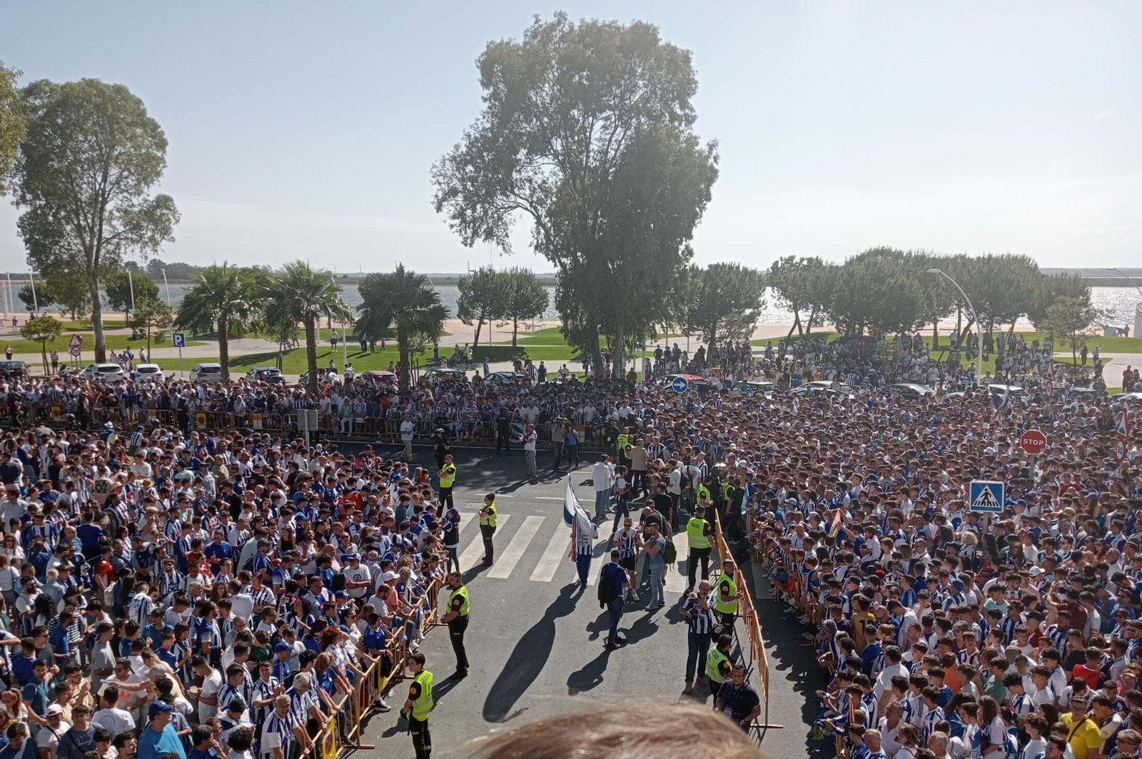 Imágenes del gran ambiente en el Nuevo Colombino en el ascenso del Recre