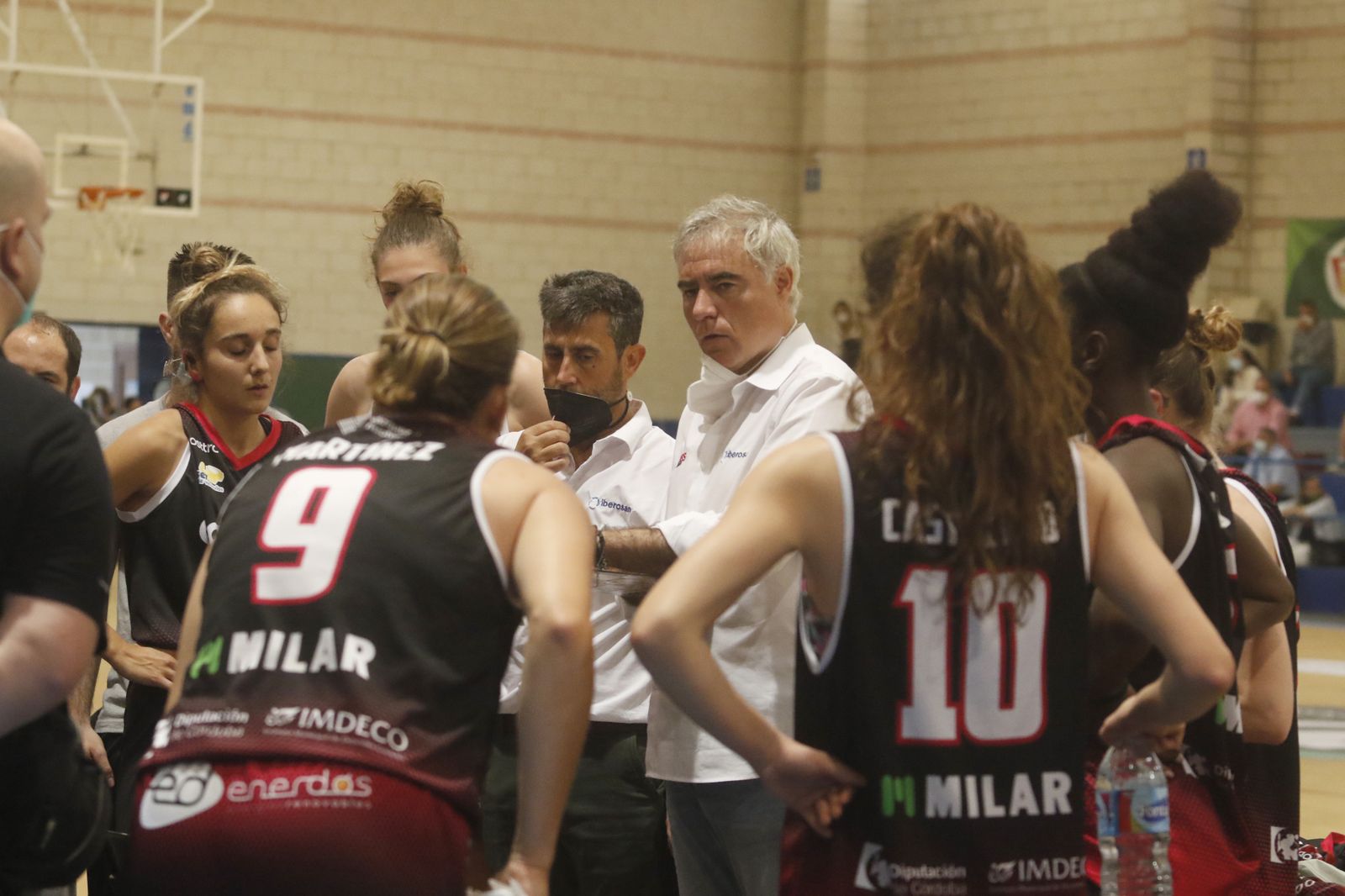 Miguel Ángel Luque da órdenes a sus jugadoras durante un tiempo muerto.