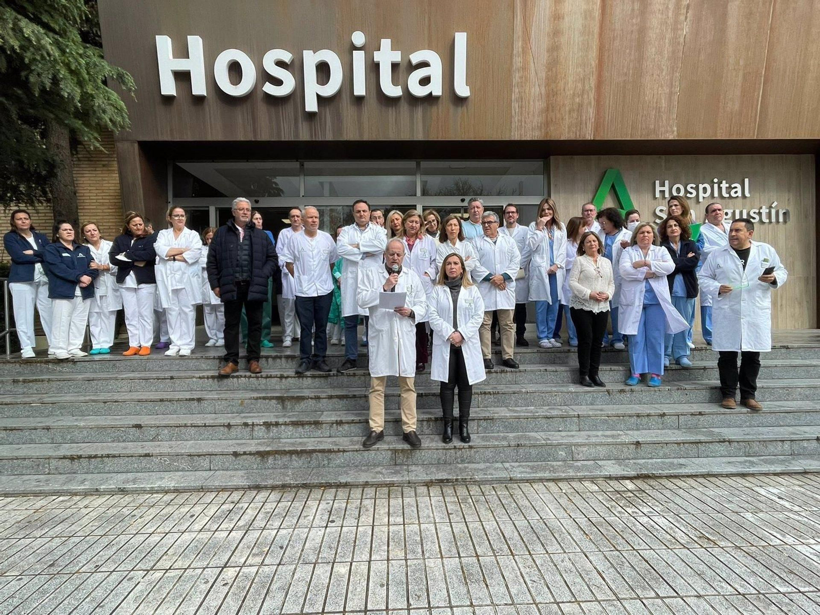 Concentración de profesionales del Hospital de Linares.