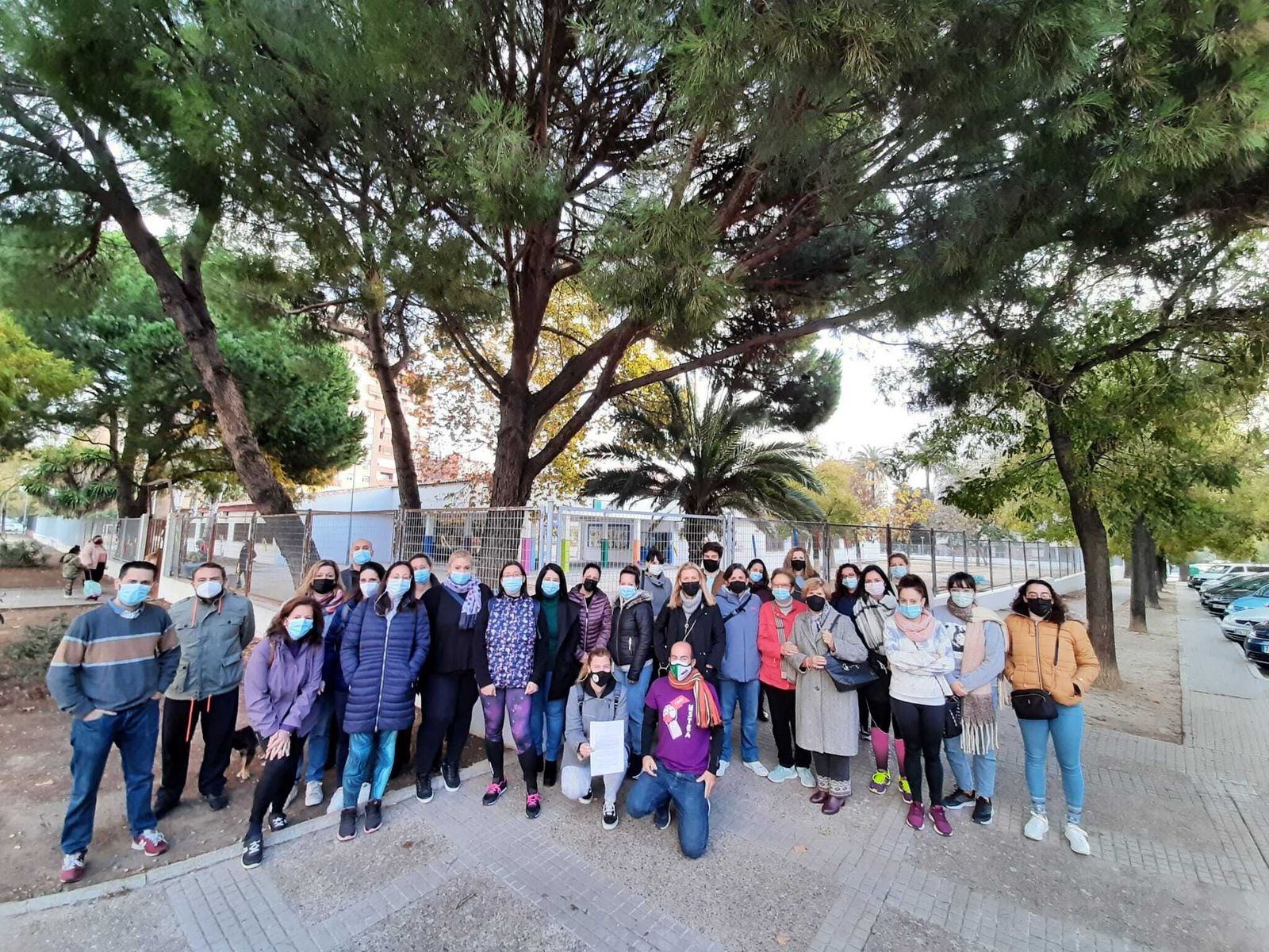 Familias y representantes sindicales, a las puertas del CEIP Antonio Machado.