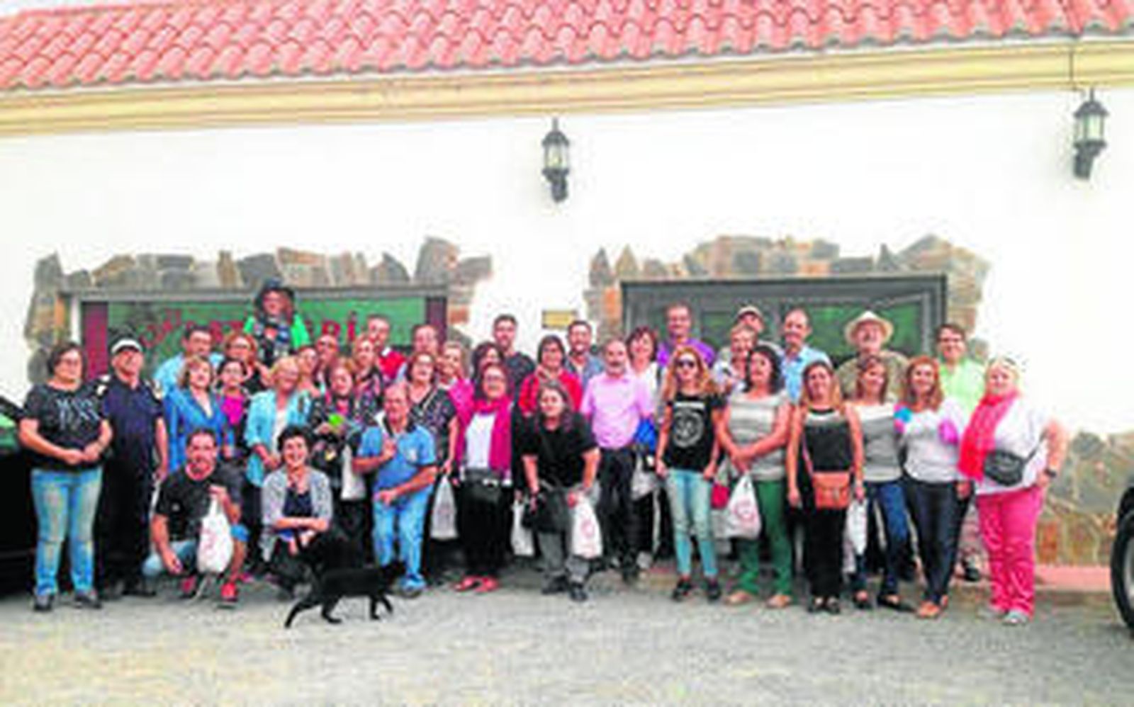 José Francisco Díaz con los participantes en la ruta literaria en Laujar.