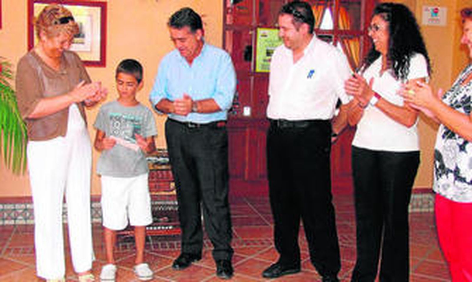 El alcalde de Almonte, Francisco Bella, entregó al joven ajedrecista Alejandro Casado una subvención.