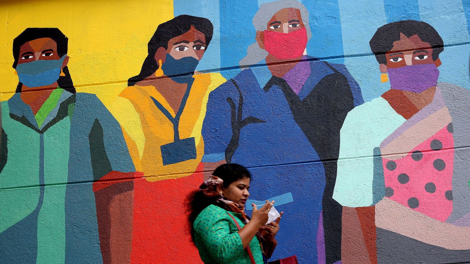 Un mural de ciudadanos con mascarilla.