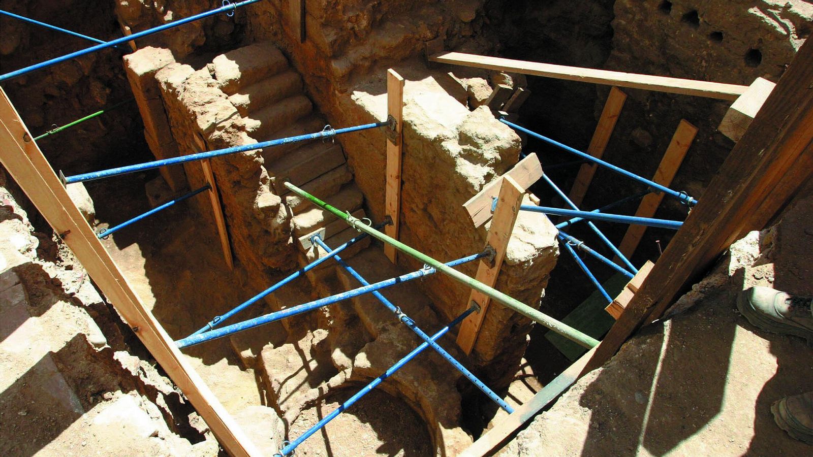 Excavación del edificio monumental en la calle Jabonería