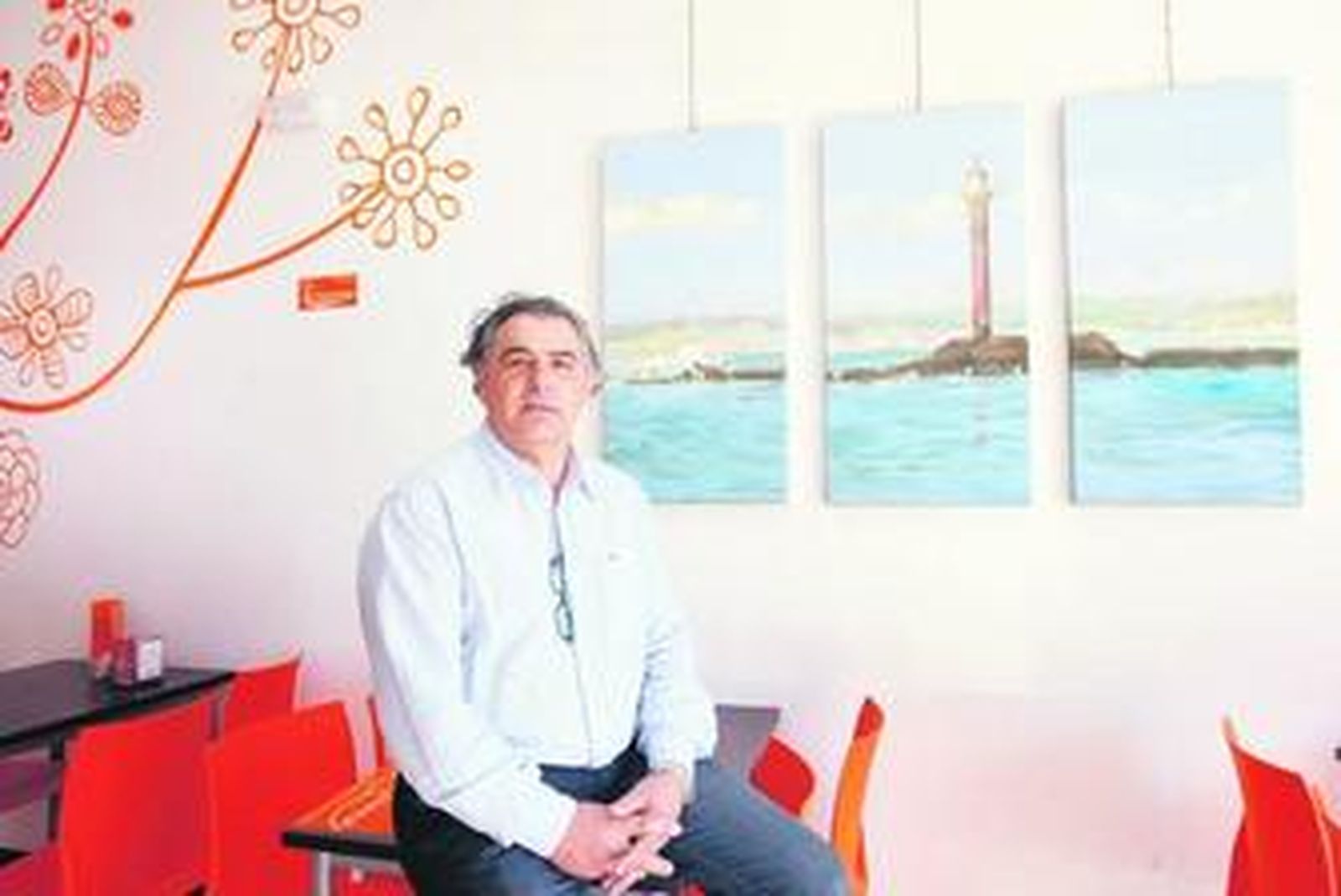 Ángel Lara, posando ante una de sus obras en la sede del CEEI Bahía de Cádiz.