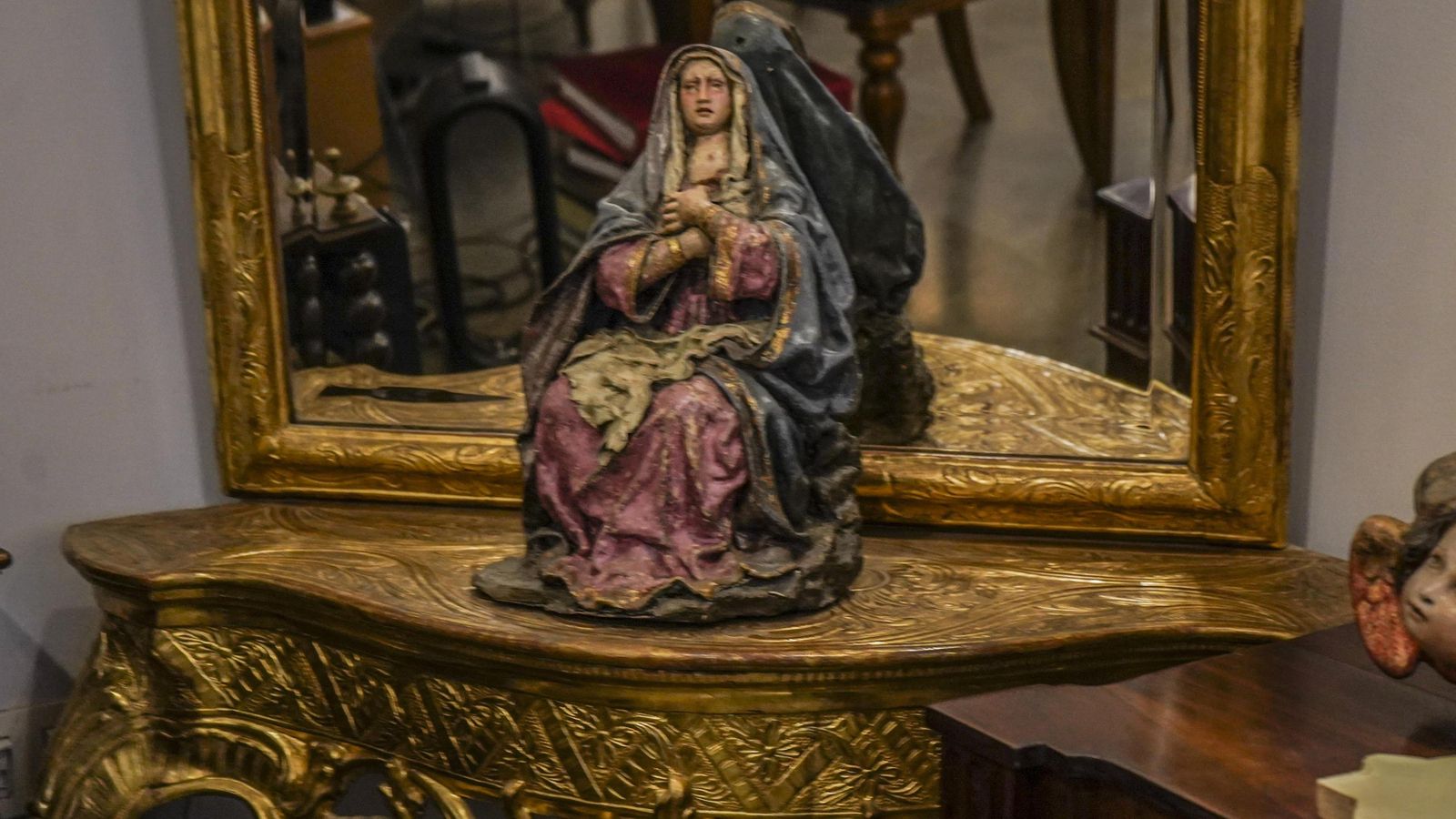 Una talla de la Virgen en una tienda.