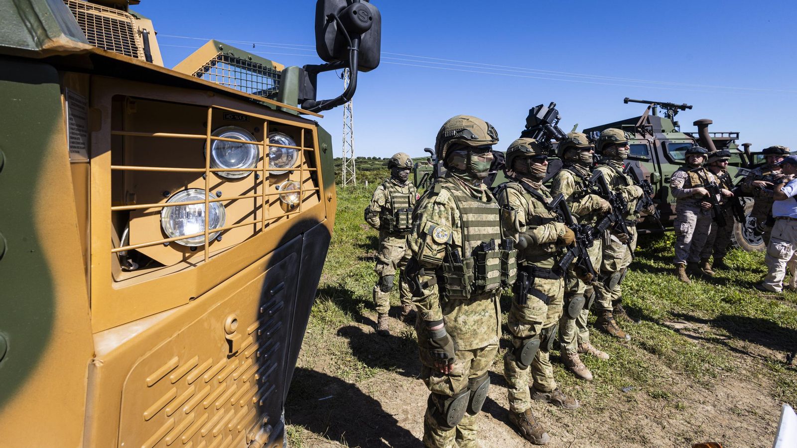 Las imágenes del gran desembarco de la OTAN en Barbate: aviones 'Harrier', helicópteros, lanchas e infantes de Marina asaltan la playa del Retín