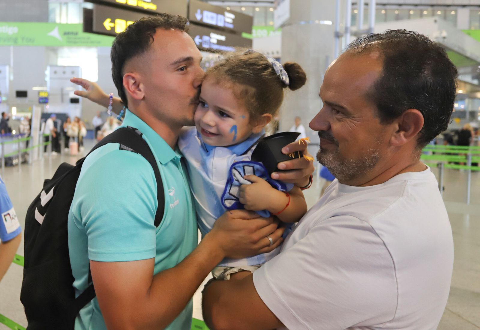 El espectacular preámbulo en el aeropuerto con la afición