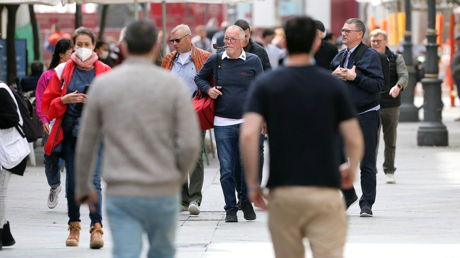 El uso de la mascarilla en exteriores es cada vez menos frecuente en Jerez.