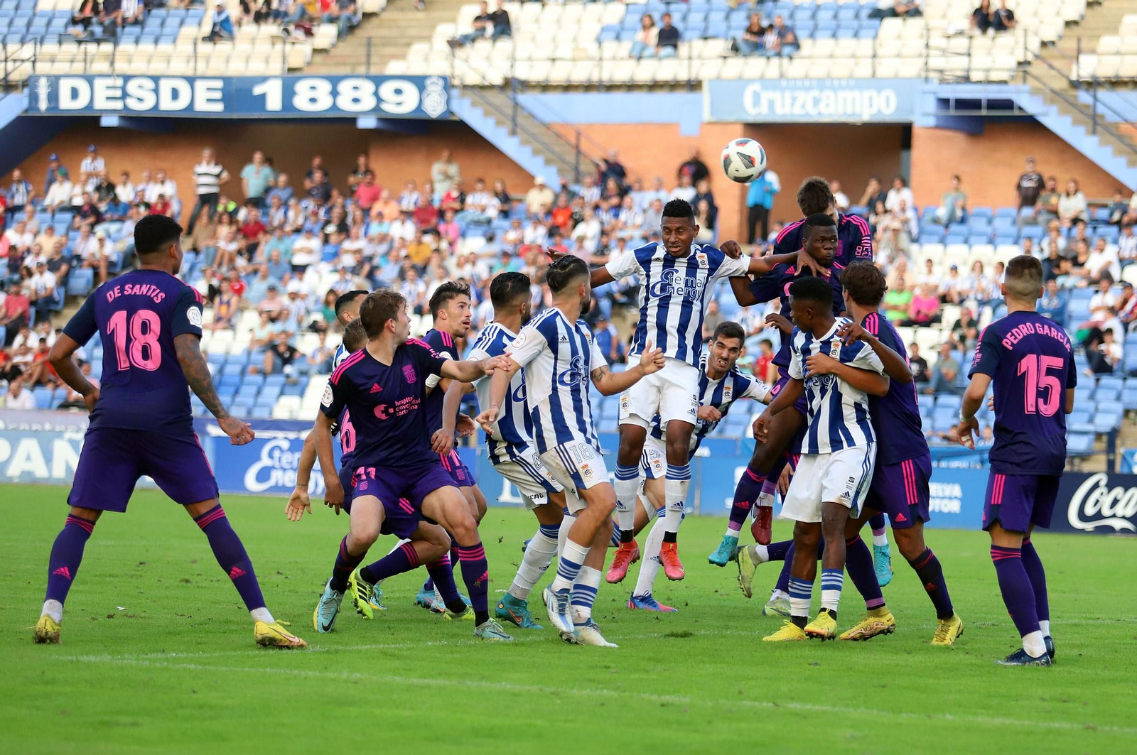 Jugada entre el Recre y el Cartagena B en el partido de la primera vuelta.