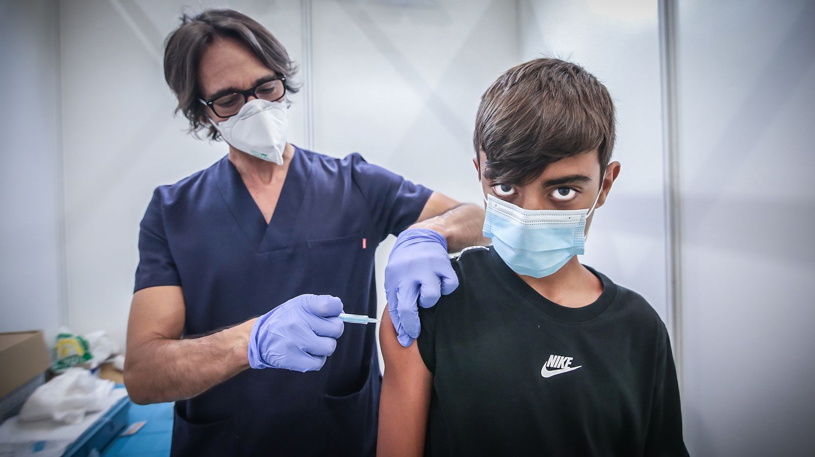 Jóvenes y menores se vacunan en el 'Veguita'