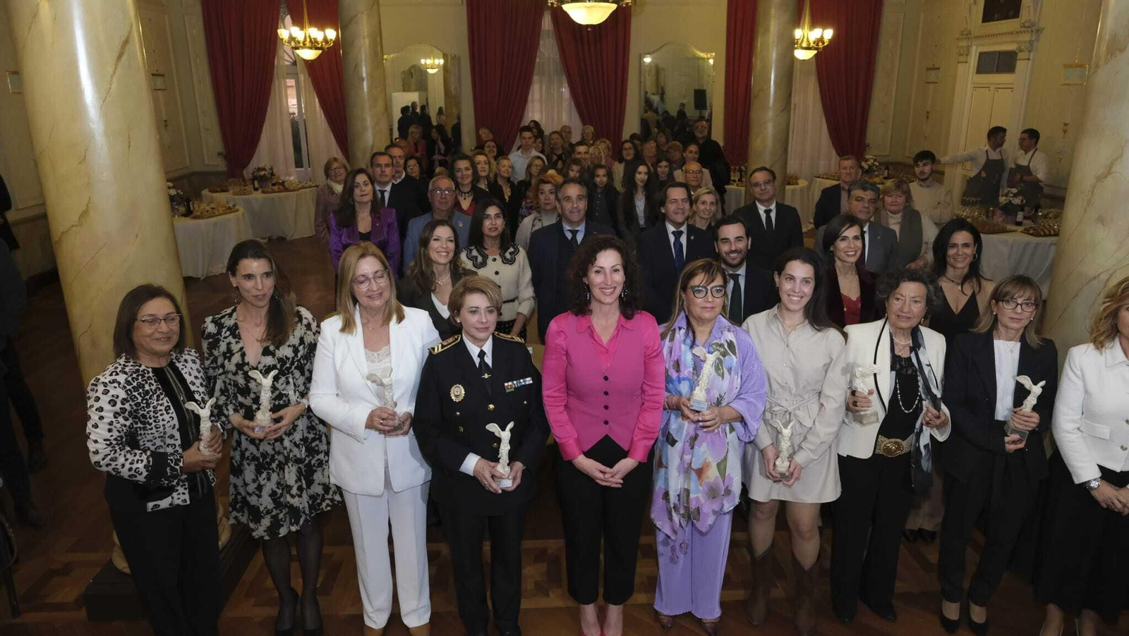 Las ocho mujeres galardonadas junto a la alcaldesa de Almería en el Círculo Mercantil, donde ha tenido lugar la gala del Ayuntamiento de Almería para reivindicar la igualdad