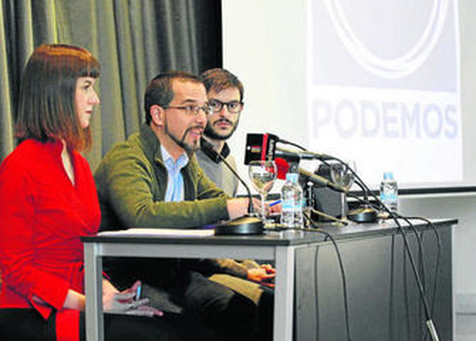 Sergio Pascual (centro), secretario de Organización de Podemos, acompañado ayer en rueda de prensa de los dirigentes de Podemos Miguel Bermejo y Lucía Ayala.