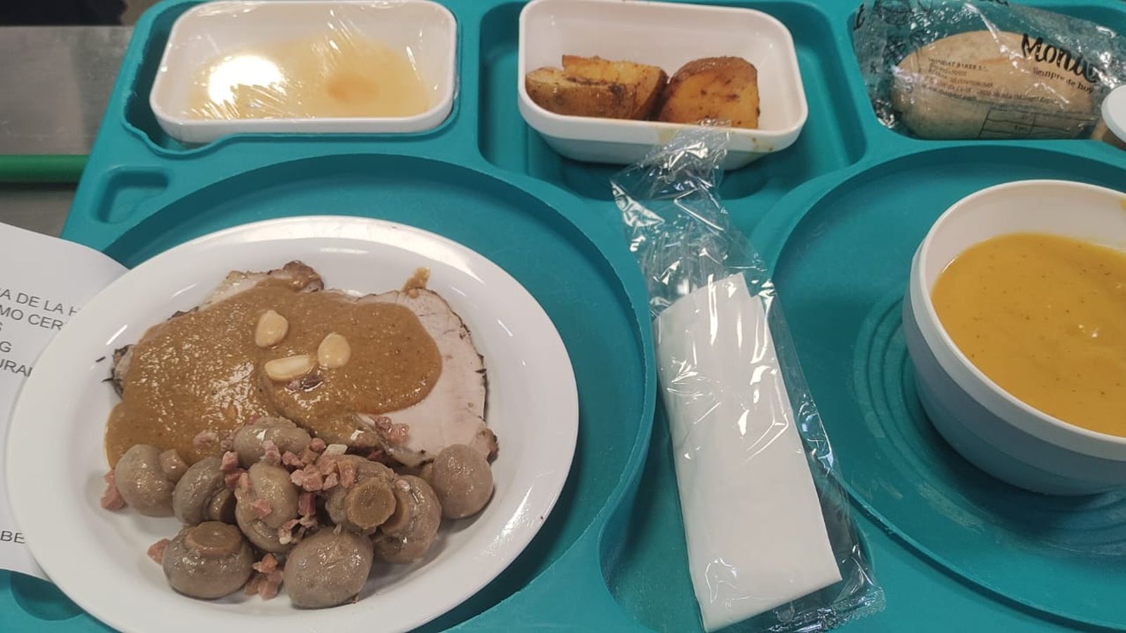 Bandeja preparada para uno de los pacientes.