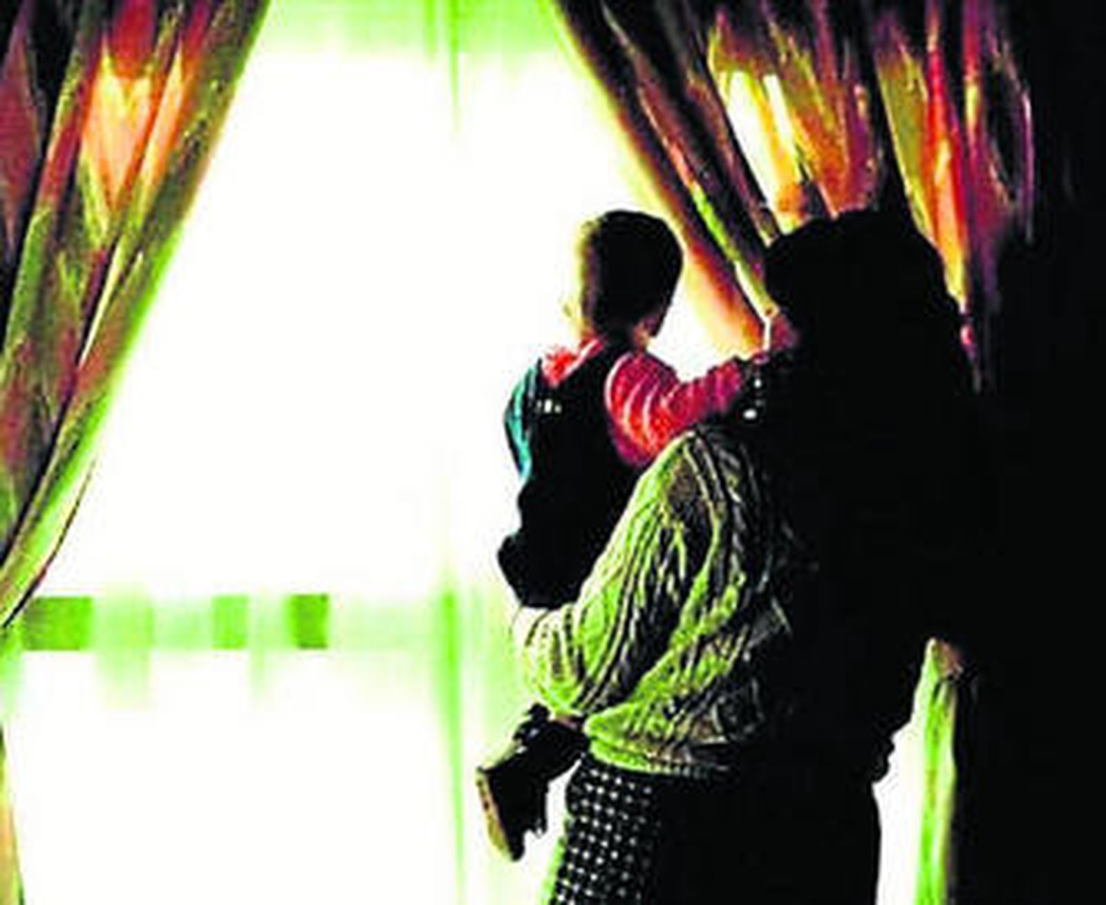 Una madre con su hijo.