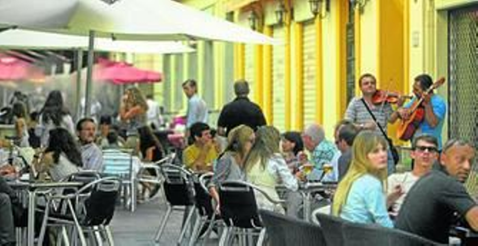 Terrazas de veladores en la calle Albareda, en el tramo entre las calles Jaén y Tetuán, donde hace pocos años no se instalaban mesas y sillas.