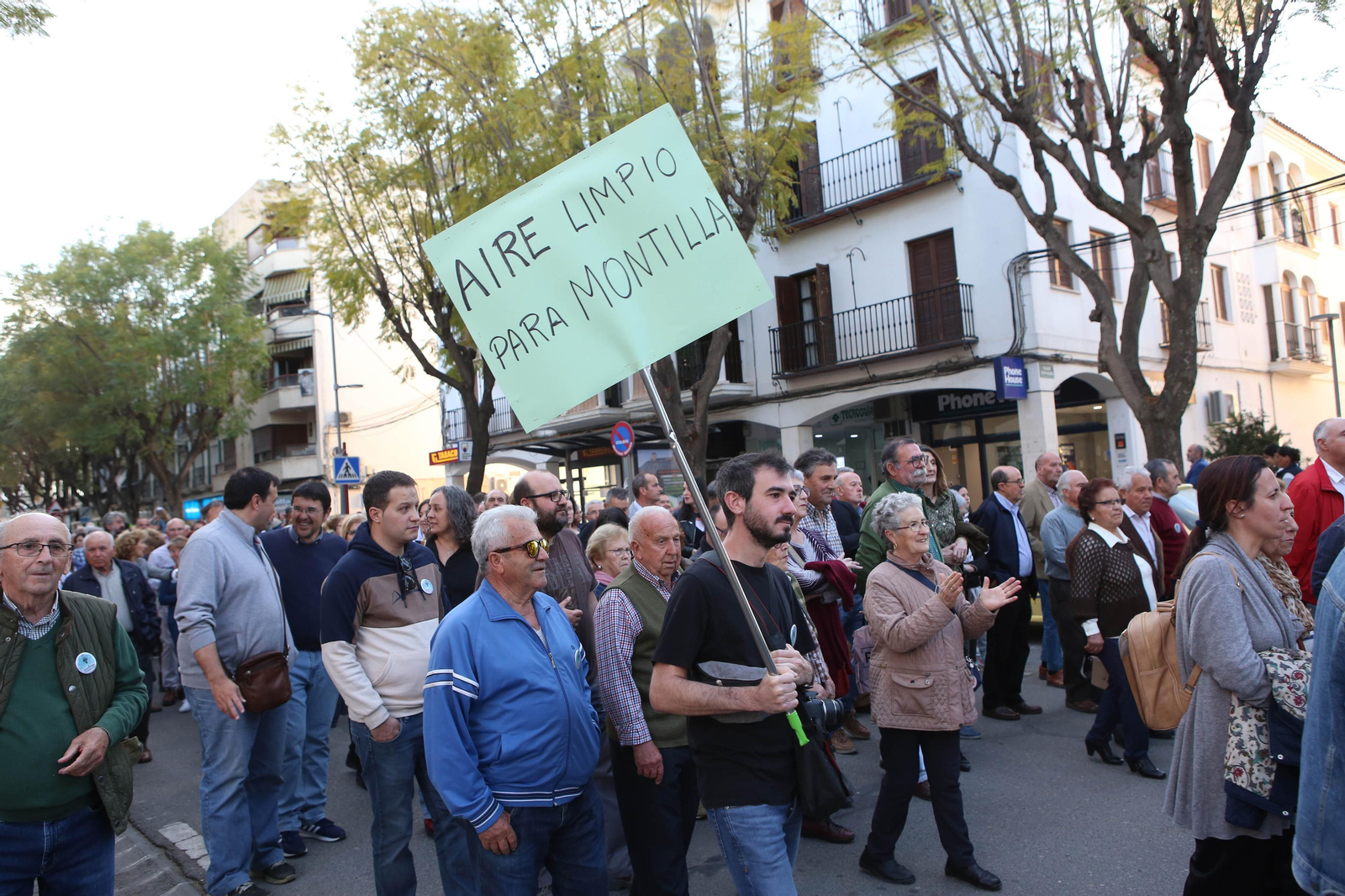 La manifestación de los vecinos de Montilla contra la orujera, en imágenes