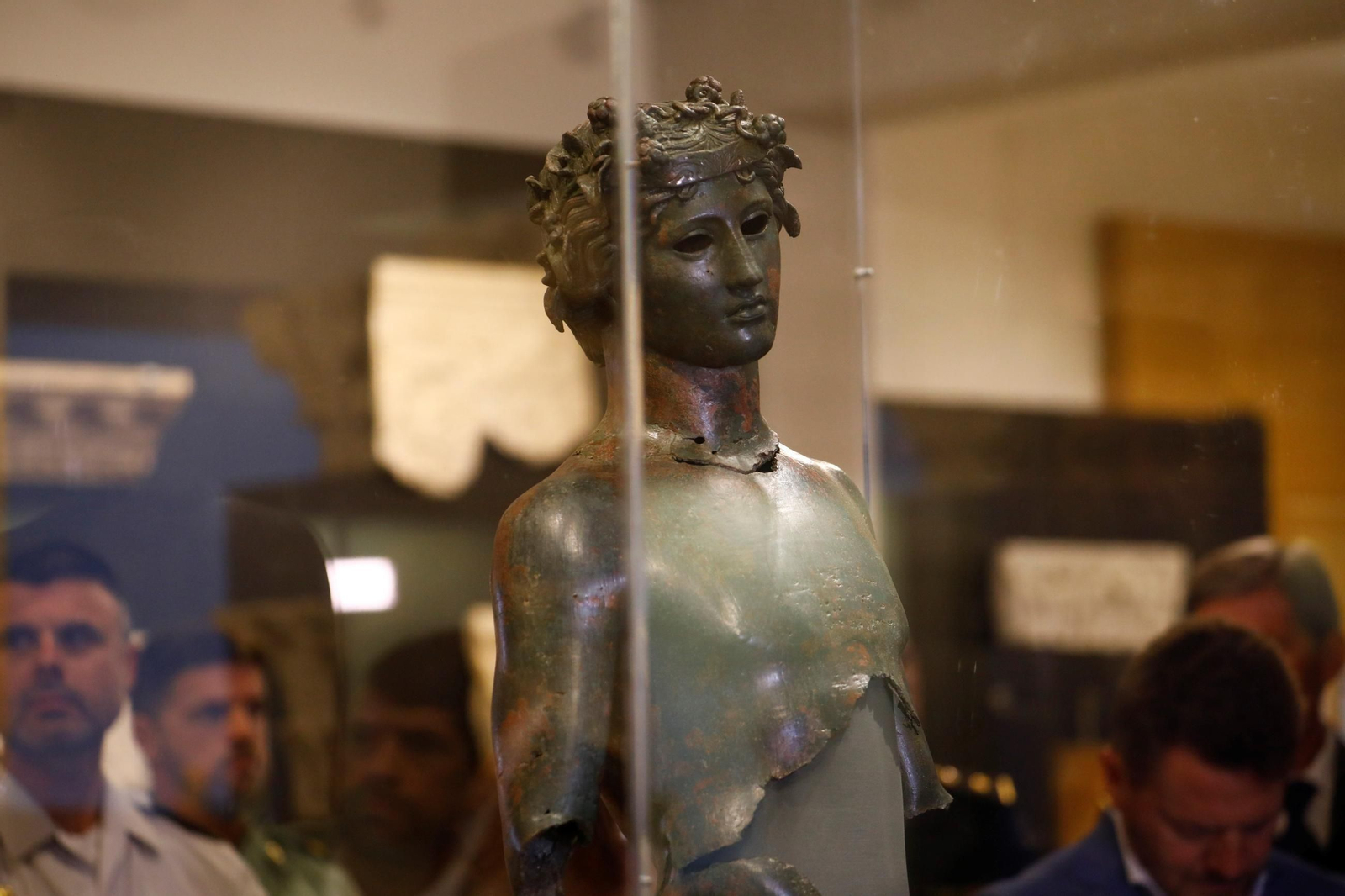 Los efebos de Pedro Abad ya lucen en el Museo Arqueológico de Córdoba, en imágenes
