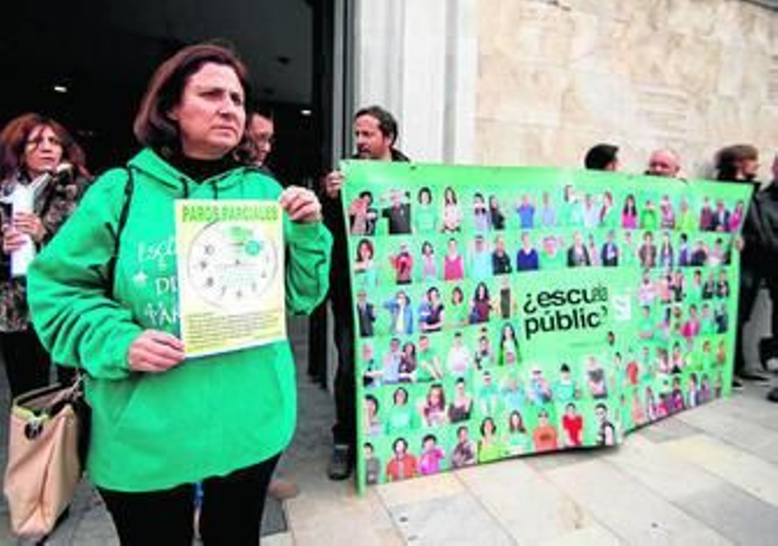 Concentración en las puertas de la Delegación de Educación de Marea Verde.