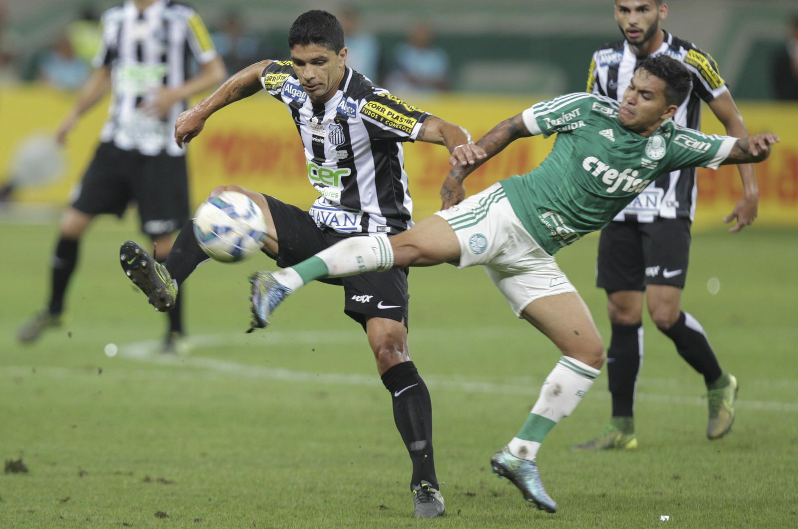 Renato, en un Santos-Palmeiras de la final de la Copa de Brasil de 2015.