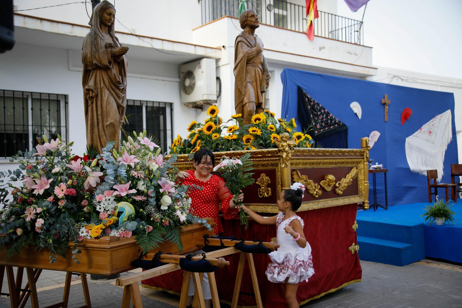 Ofrenda floral y misa durante la última jornada de las fiestas de Campohermoso Ofrenda floral y misa durante la última jornada de las fiestas de Campohermoso