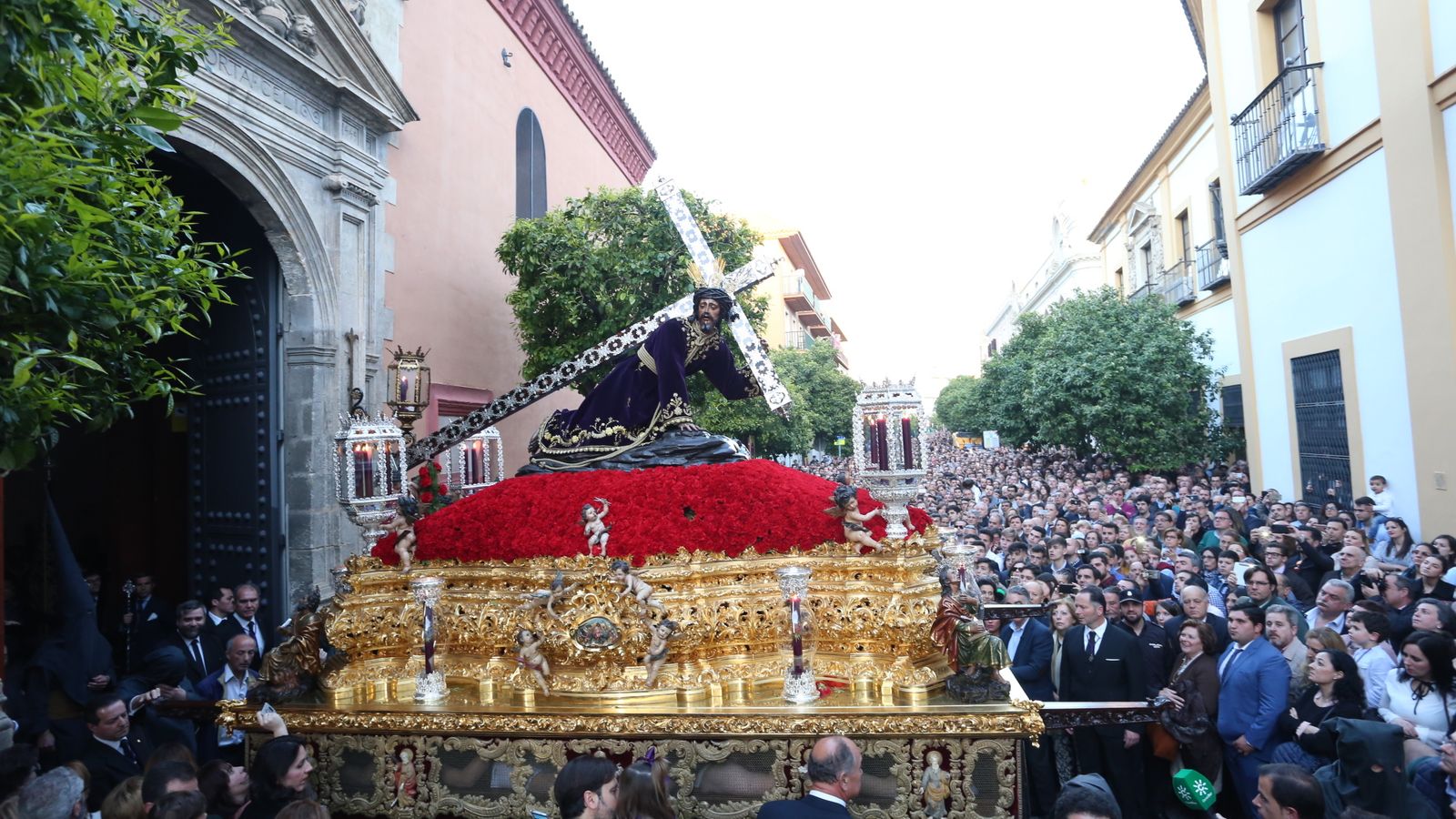 Salida del Señor de Las Penas desde la parroquia de San Vicente.
