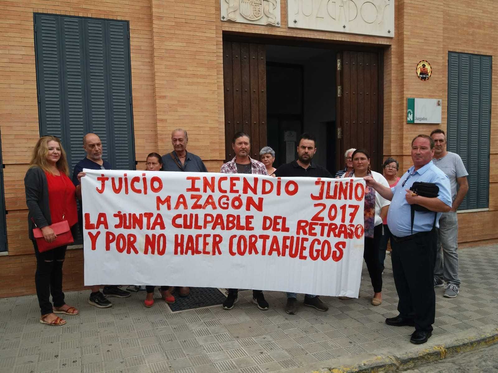Una representación de los perjudicados, el lunes ante la sede judicial de Moguer.