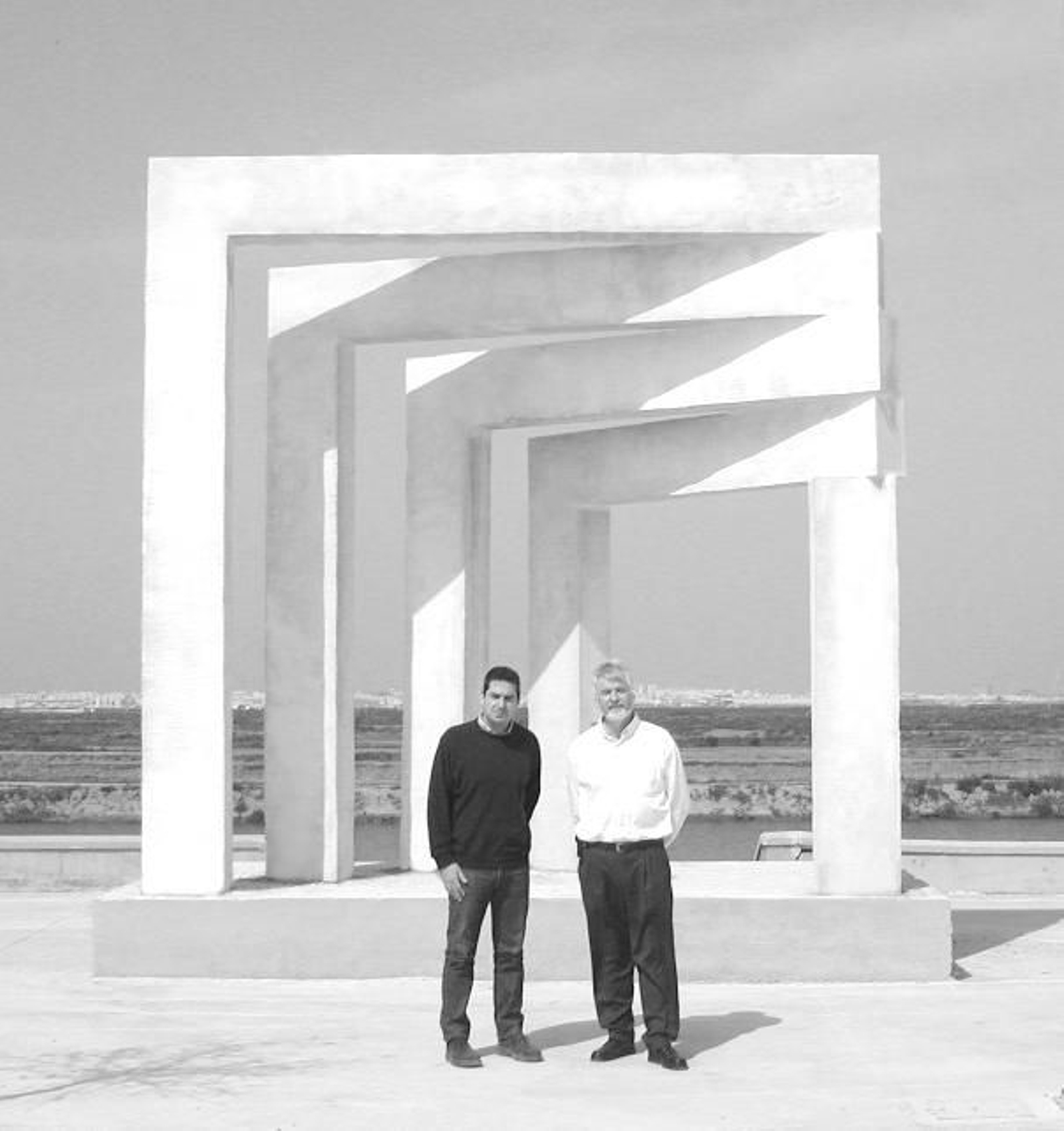 Sylvain e Iván Marc, junto a las esculturas en las salinas de Chiclana diseñado por ambos.
