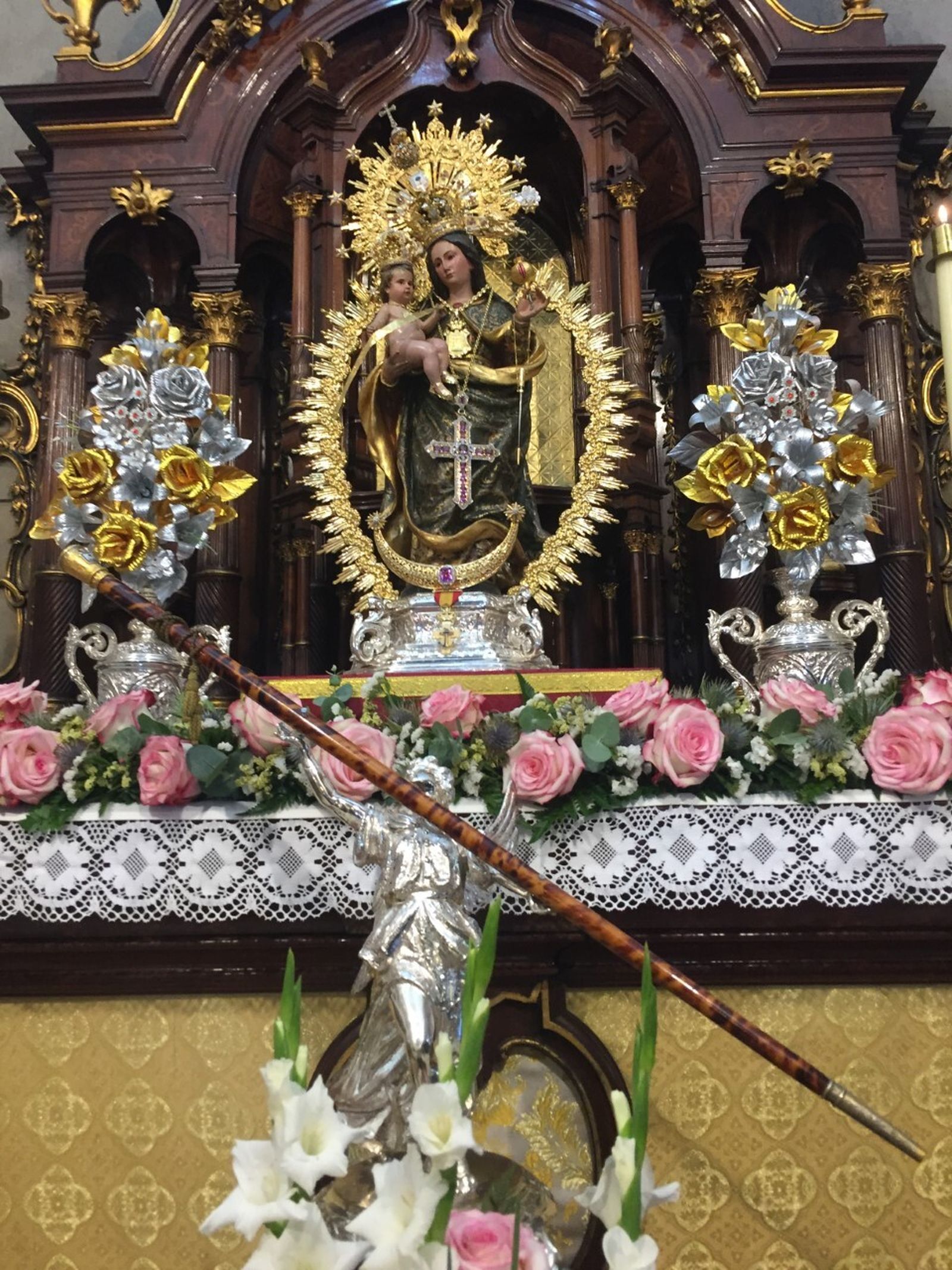 La Virgen Chiquita en su capilla estuvo expuesta hoy con las preseas de su coronación canónica.