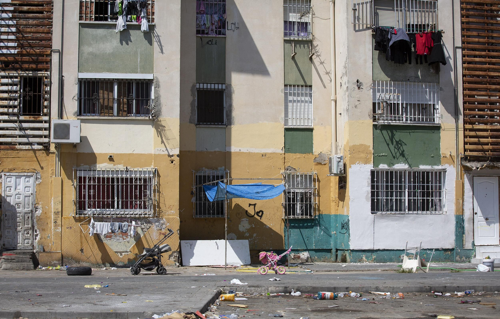 Una fachada de un bloque de pisos de las Tres Mil Viviendas.