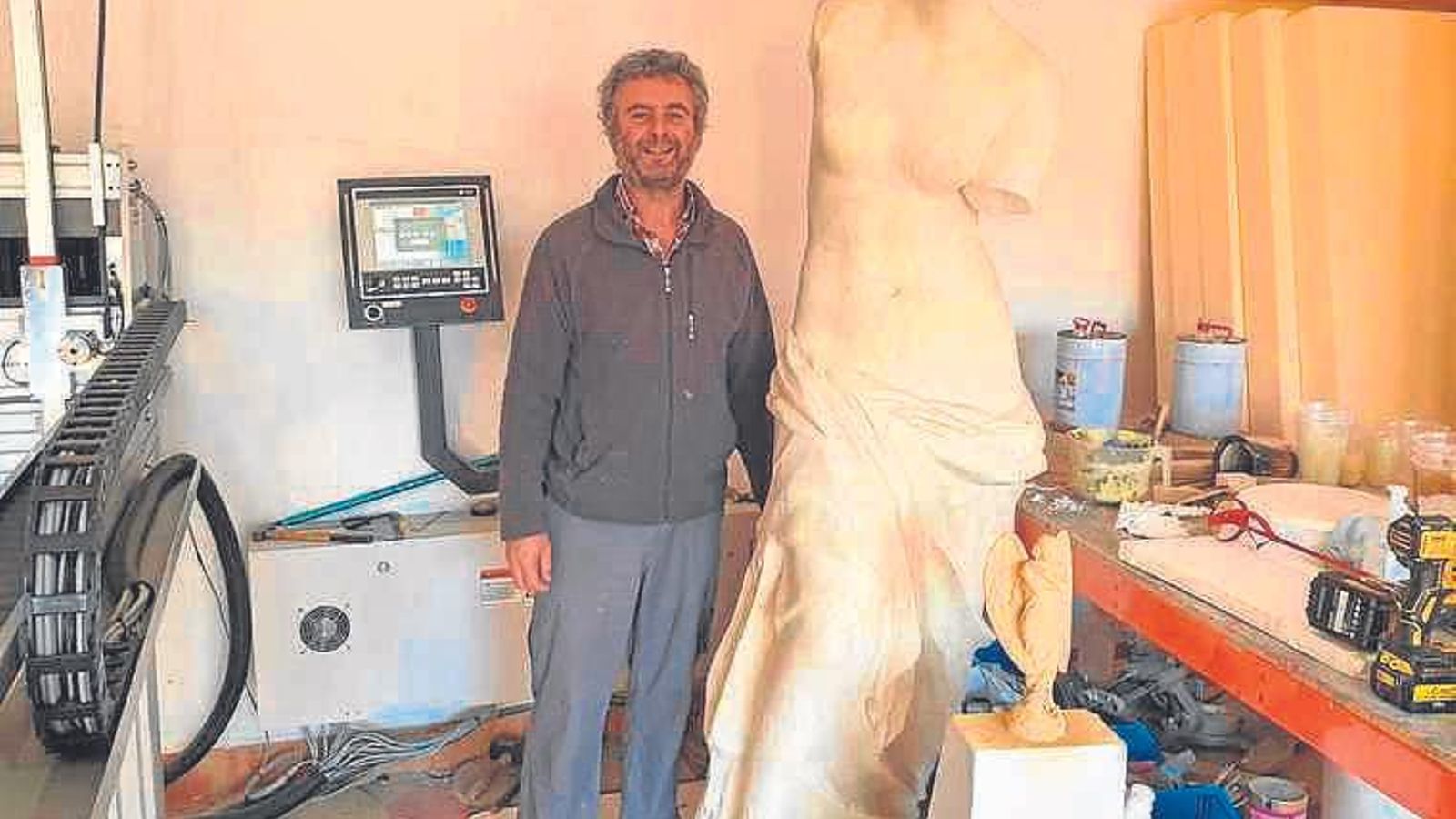 Moisés Muñiz con una escultura.