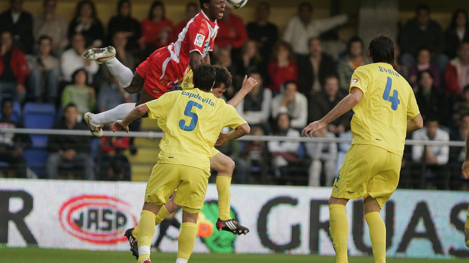 Pura potencia en el remate. El nigeriano remata en un Villarreal-Almería, en noviembre de 2008.