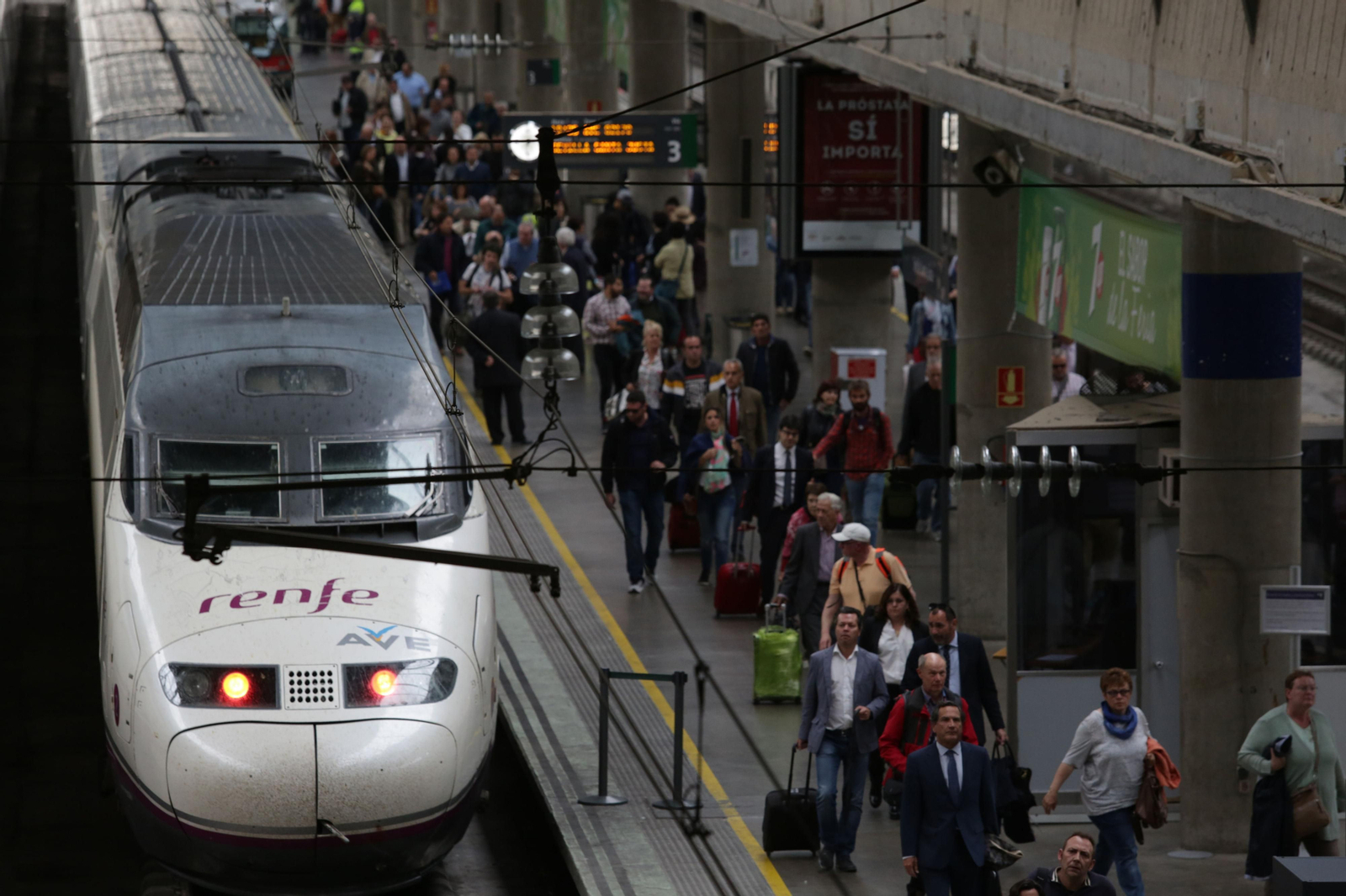 Un AVE en la estación de Santa Justa.