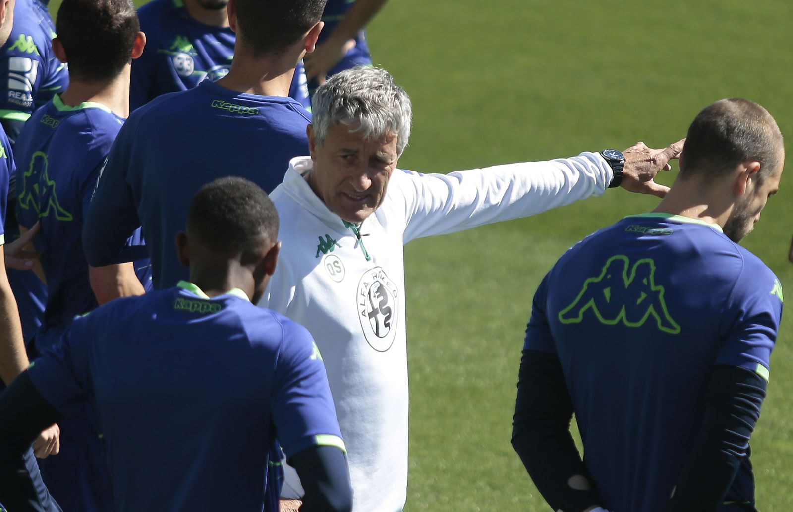 Setién dialoga con Emerson en el entrenamiento matinal de ayer.