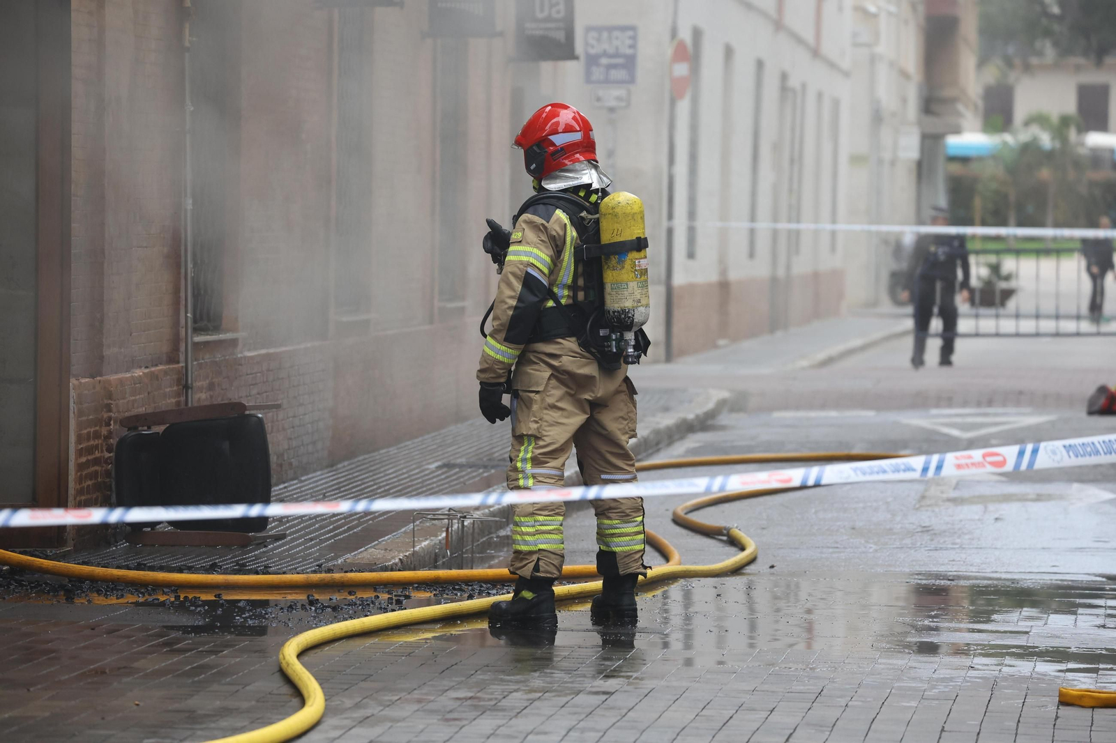 Bomberos apagan el incendio del restaurante de Málaga, en imágenes