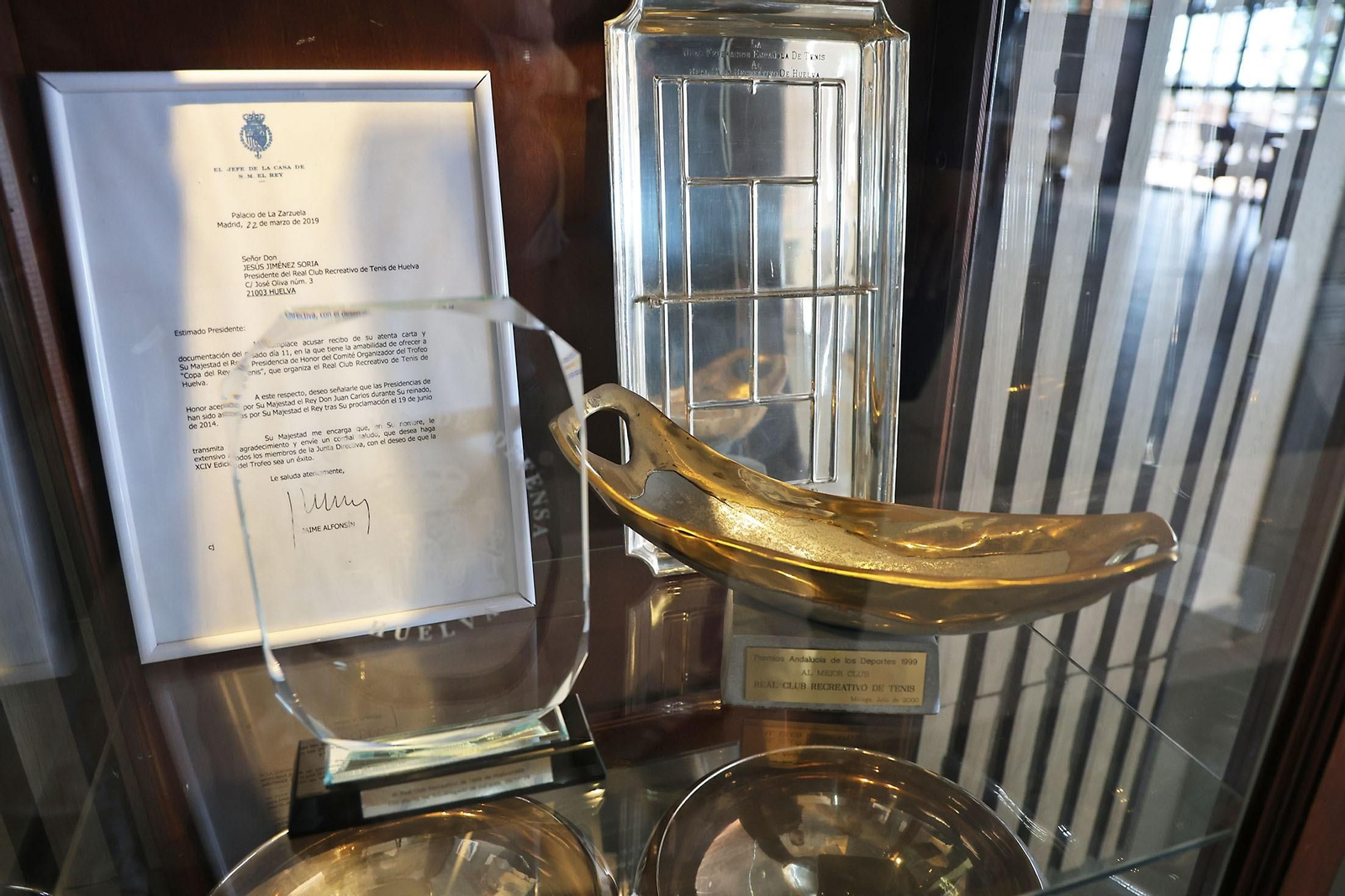 En la esquina superior derecha, placa que certifica el decanato del club otorgada por la Real Federación Española de Tenis.