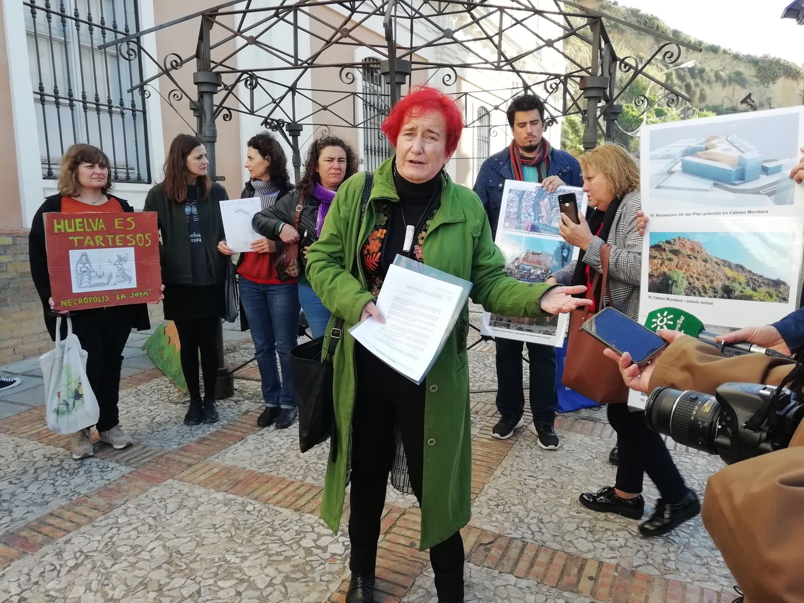 Alicia Navascués, a las puertas del campus de La Merced.