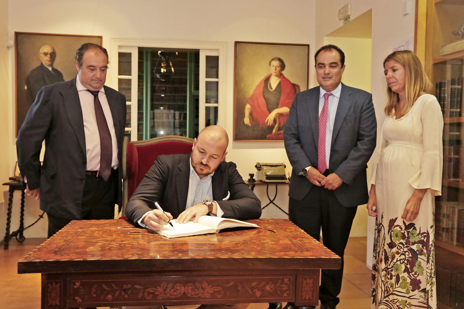 El director general de Diario de Cádiz y Grupo Joly, Tomás Valiente, el director de Diario de Cádiz, David Fernández y María del Mar Díez, de Cajasol, con Daniel Romero-Abreu en la protocolaria firma.