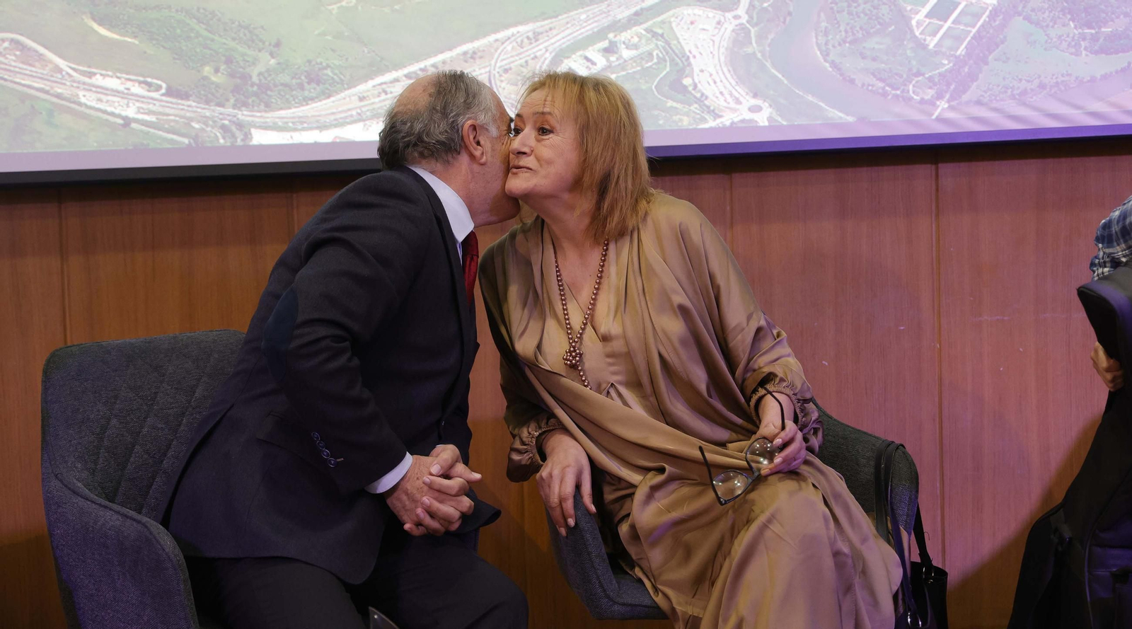 Fotos de la entrega de los premios del Ateneo de Algeciras a María Quiros y Tatiana Delalvz