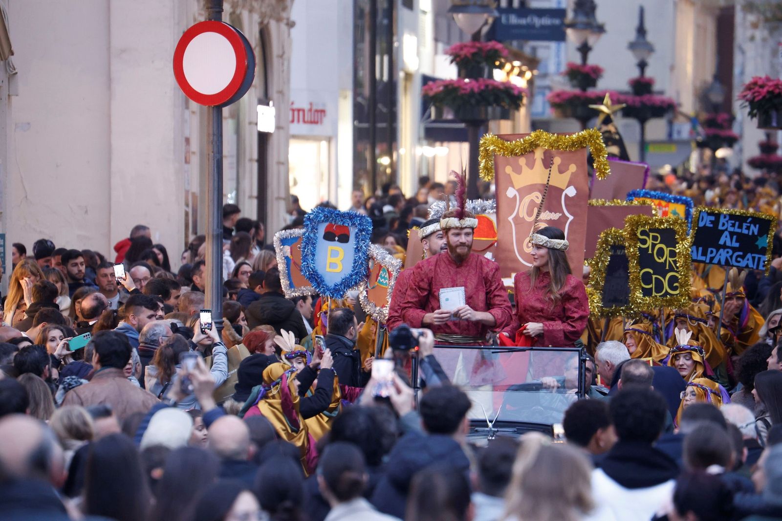El Cartero Real llena de ilusión el Centro de Córdoba, en imágenes