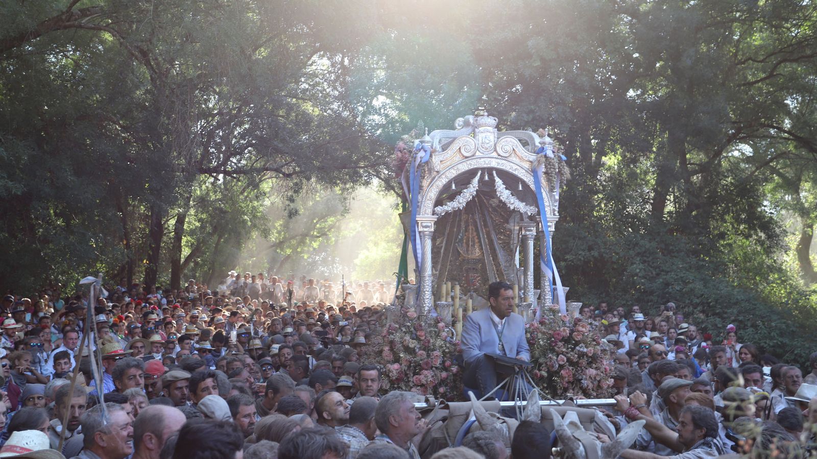 El simpecado de Huelva en La Charca.