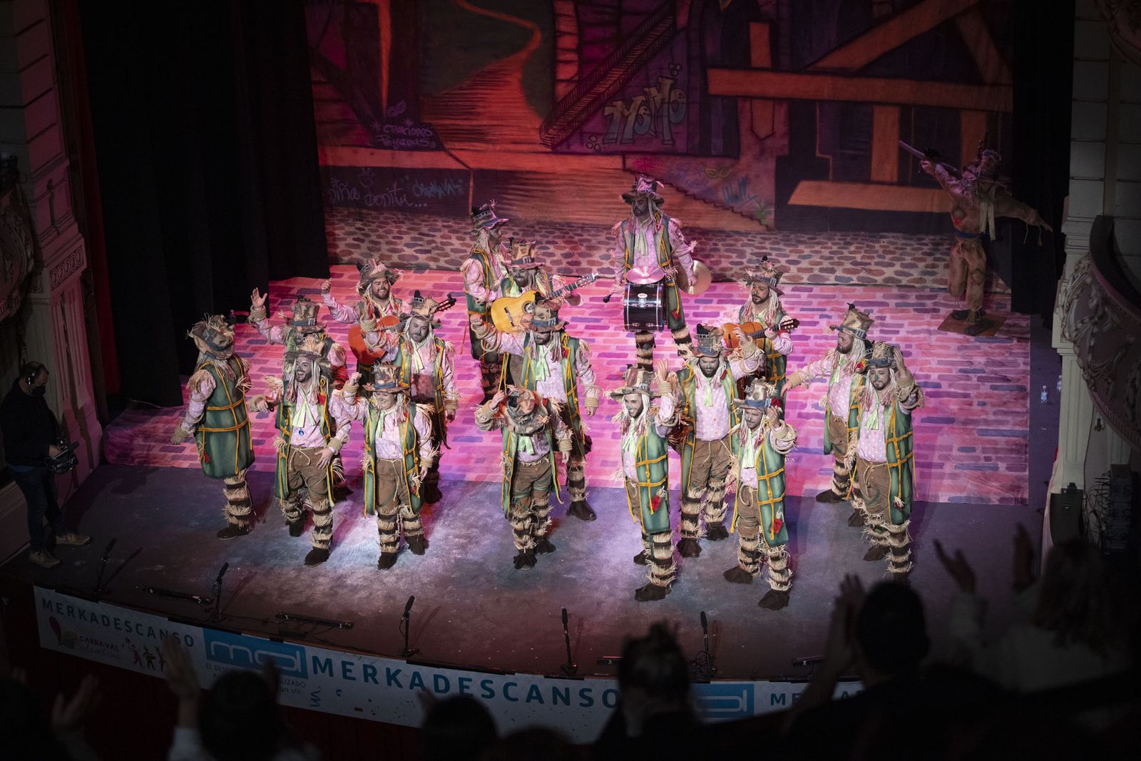 Imágenes de la actuación de la comparsa de Punta Umbría 'Los desataos' en el Carnaval Colombino